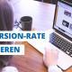 Überlagter Text "CRO: Conversion-Rate optimieren" mit Frau im Hintergrund am Laptop