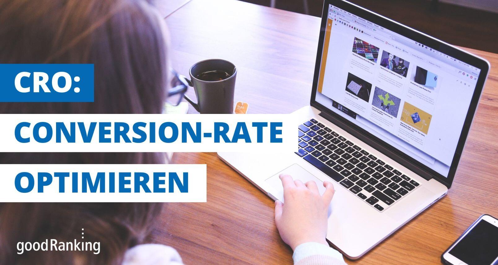 Überlagter Text "CRO: Conversion-Rate optimieren" mit Frau im Hintergrund am Laptop