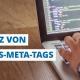 Nahaufnahme einer Hand auf einem Laptop beim Programmieren einer Website
