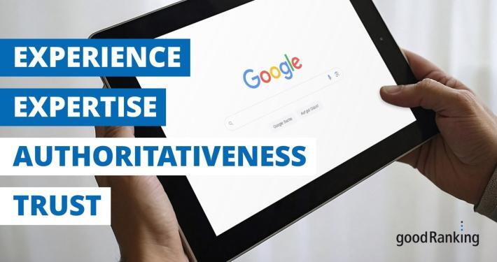 Nahaufnahme von einem Tablet mit der geöffneten Startseite von Google sowie dem übergelagertem Schriftzug "Experience, Expertise, Authoritativeness, Trust"