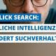 Im Hintergrund ein Mann, der auf einen Laptop blickt. Im Vordergrund eine Schrift "Zero Click Search: Künstliche Intelligenz verändert Suchverhalten"